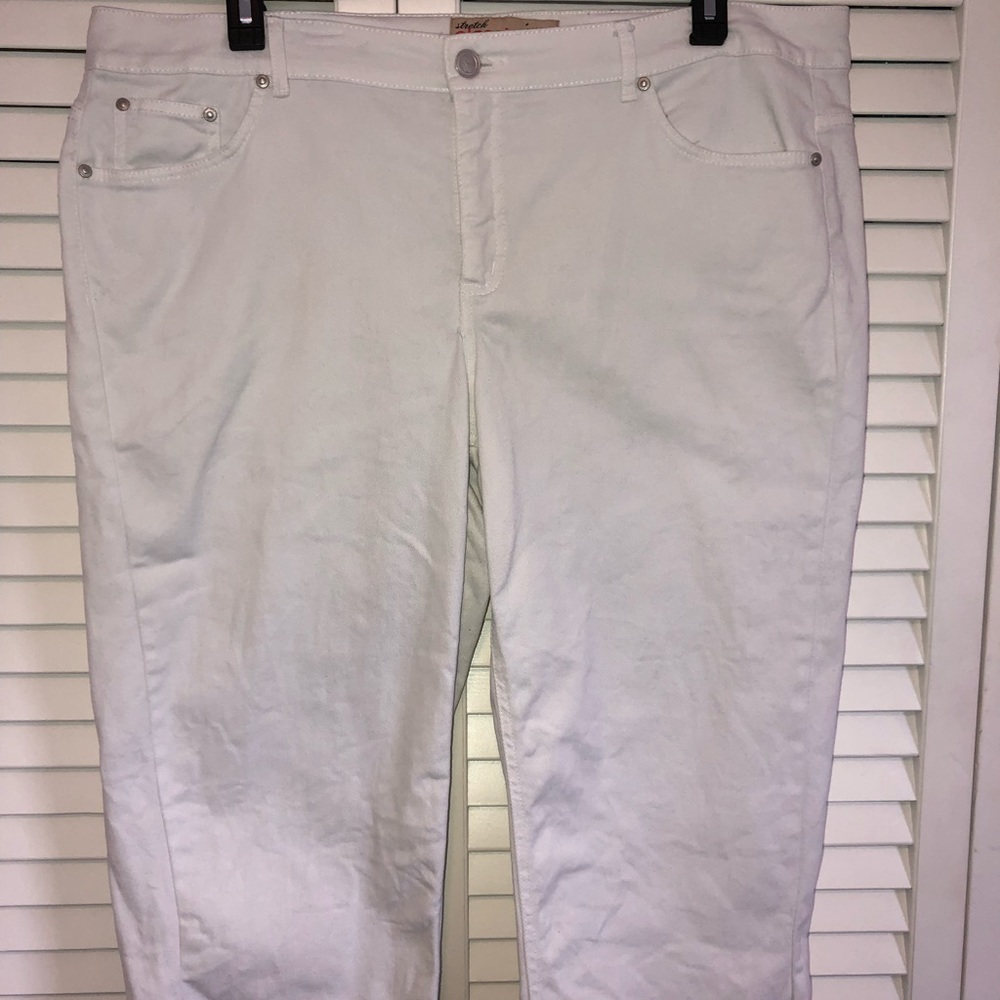 White stretch capris